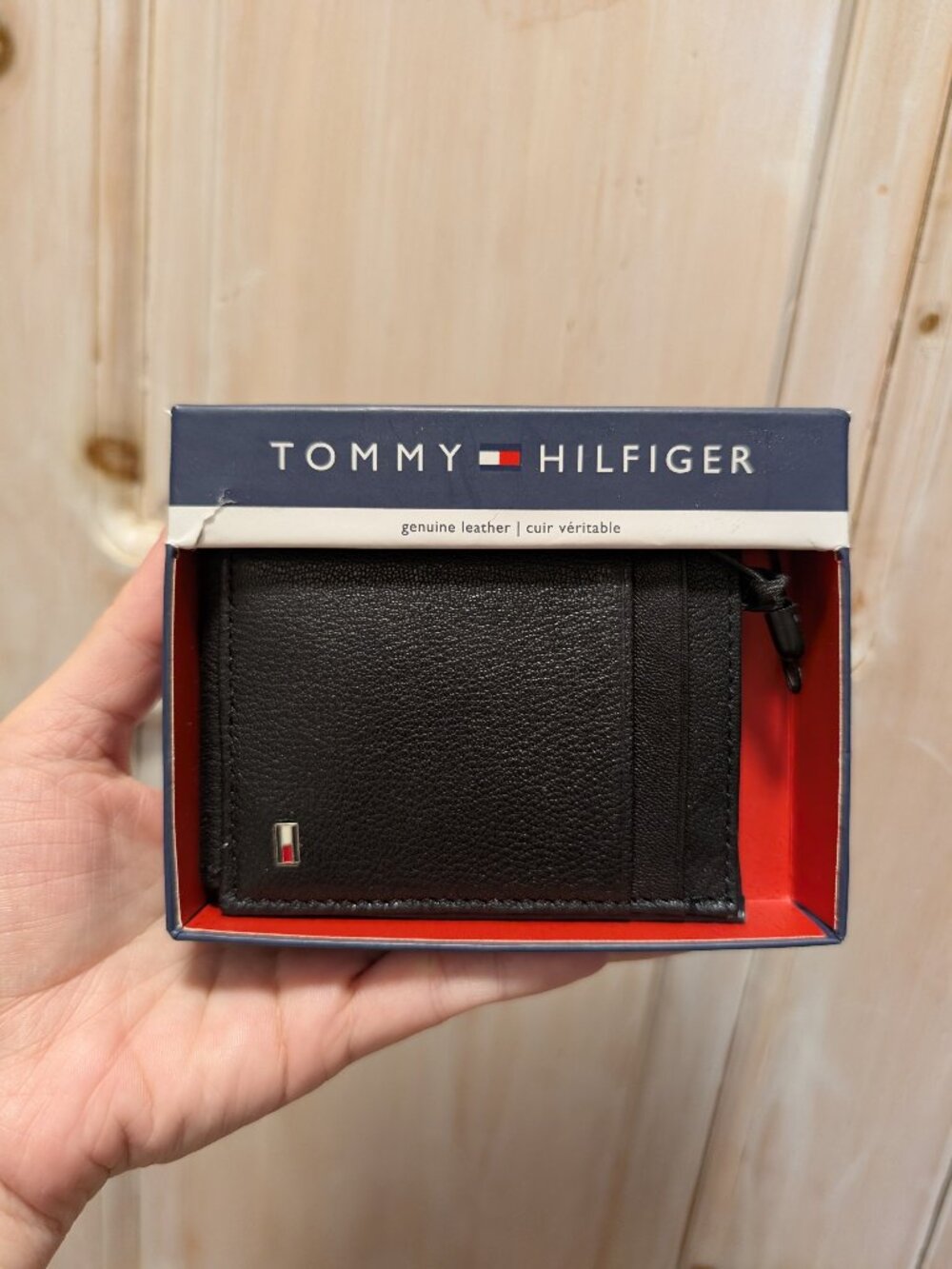 TOMMY HILFIGER - Pebbled Leather Magnetic Bifold Wallet